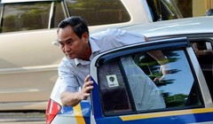 Thứ trưởng Nguyễn Hữu Chí bước xuống từ taxi.