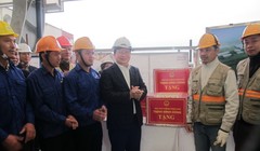 Phó Thủ tướng Trịnh Đình Dũng tặng quà, chúc mừng năm mới, động viên CBCNV các lực lượng trên công trình đường sắt đô thị Cát Linh – Hà Đông