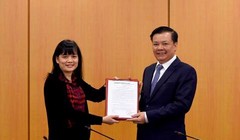 Bộ trưởng Đinh Tiến Dũng trao quyết định cho bà Phan Thị Thu Hiền - (Ảnh VGP)