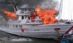 Tàu QN 2071 bị cháy tại khu vực Cửa Vạn 