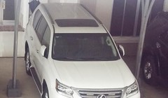 Một trong hai chiếc xe Lexus được tặng