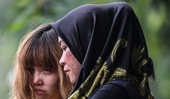  Nghi phạm Đoàn Thị Hương được bảo vệ bằng áo chống đạn. (Nguồn: AFP)