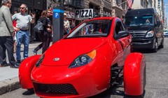 Elio là chiếc xe ba bánh, hai chỗ ngồi, được trang bị động cơ ba xy-lanh, công suất 55 mã lực, tốc độ tối đa 160 km/h. Mức giá tại Mỹ của mẫu xe này chỉ trên 7.000 USD. Theo nhà sản xuất, hiện nay đã có 60.000 người đặt hàng trước.    