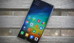 Màn hình hiển thị của Mi Mix. Ảnh: CNET.