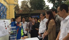 Em Nguyễn Gia Thịnh thuyết minh về sản phẩm máy lọc khí. Ảnh Quý Hiên