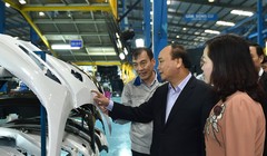 Thủ tướng thăm nhà máy sản xuất ô tô tại Ninh Bình