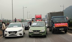 Người dân đưa ô tô chặn cầu Bến Thủy phản đối việc thu phí