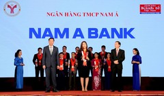Bà Trần Đặng Như Quỳnh – Giám đốc Thương hiệu Nam A Bank vinh dự nhận cúp Thương hiệu mạnh 2016 từ Chương trình.