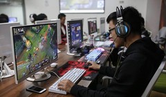 Trong quan điểm truyền thống của nhiều người, chơi game là một việc làm vô bổ tốn thời gian. Nhưng hiện nay, với sự phát triển nóng của ngành công nghiệp game và thể thao điện tử, trào lưu stream trò chơi trên mạng, ngày càng có nhiều thanh thiếu niên muố