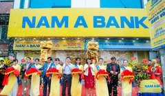 Ban Lãnh đạo cùng các Khách mời cắt băng khai trương trụ sở mới Nam A Bank Giảng Võ.