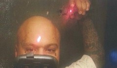  tên tội phạm đang cầm một khẩu súng lục nòng 45-caliber ở trên đầu.