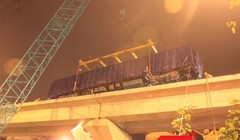 Cẩu lắp thành công toa tàu đường sắt trên cao tuyến Cát Linh - Hà Đông (Ảnh: Quang Minh)