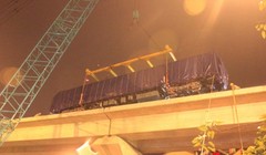 Cẩu lắp thành công toa tàu đường sắt trên cao tuyến Cát Linh - Hà Đông (Ảnh: Quang Minh)
