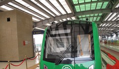 Đầu tàu Tuyến đường sắt Cát Linh - Hà Đông tại triển lãm.