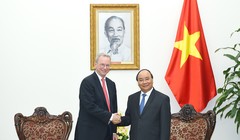 Thủ tướng Nguyễn Xuân Phúc tiếp ông Eric Schmidt, Chủ tịch điều hành Tập đoàn Alphabet (công ty mẹ của Google). Ảnh: VGP/Quang Hiếu