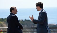 Thủ tướng Canada Justin Trudeau và Tổng Thống Pháp Emmanuel Macron nói chuyện trong khung cảnh thơ mộng của Địa Trung Hải.