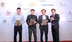 Ông Nguyễn Bình Phương – Phó Tổng Giám đốc Nam A Bank (thứ hai từ phải qua) nhận bằng lưu niệm tại giải Golf Đà Lạt Open Championship 2017.