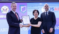 Đại sứ Ted Osius trao quyết định tài trợ từ USAID cho bà Đàm Bích Thuỷ, Chủ tịch ĐH Fulbright Việt Nam. Ảnh:Anh Nguyễn.