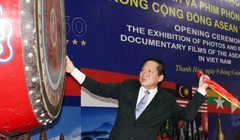 Bộ trưởng Trương Minh Tuấn đánh trống khai mạc triển lãm
