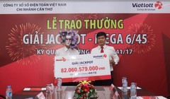 Ông T.Q chụp cùng ông Nguyễn Hải Thoại Giám đốc chi nhánh Cần thơ thuộc Công Ty xổ số điện toán Việt nam. Ảnh Vietlott