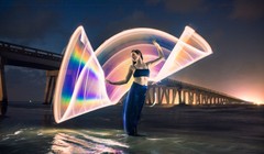 PetaPixel viết rằng một nhiếp ảnh gia có tên là Zach Smidt, trú tại Houston, Texas, đã tự làm một ống bằng cách sử dụng "tấm vải kim loại phản xạ 2 chiều". Nó bao gồm các lá kim loại phản chiếu lên một tấm vải thun trắng.