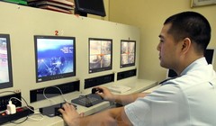 Kiểm tra hành lý bằng hệ thống camera giám sát. (Ảnh: Hoàng Hùng/TTXVN)
