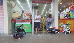 Phố Phan Văn Trường (quận Cầu Giấy) là một trong những nơi bị ngập rất sâu sáng 17/7.