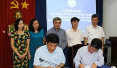 Thứ trưởng Nguyễn Minh Hồng trao Quyết định bổ nhiệm ông Lê Minh Trí - Ảnh: Hữu Vinh/Bộ TT&TT