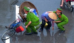 Chiến sĩ công an giúp đỡ người dân