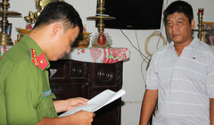 Công an đọc lệnh bắt tạm giam ông Bùi Văn Minh - Ảnh: Phan Tại/Tuổi trẻ