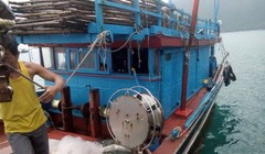 Chiếc tàu cá BĐ 31153 TS bị tàu nước ngoài truy sát . Nguồn Tuổi trẻ