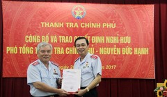 Tổng Thanh tra Chính phủ Phan Văn Sáu trao quyết định cho ông Nguyễn Đức Hạnh.