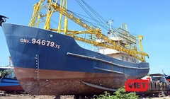 Tàu cá vỏ thép QNa 94679TS của ngư dân Trần Văn Liên phải nằm bờ hơn 1 năm nay vì hư hỏng máy. Ảnh: Xuân Mai