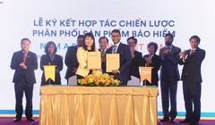 Bà Lương Thị Cẩm Tú – Tổng Giám đốc Nam A Bank và Ông Anantharaman Sridharan, Tổng Giám đốc FWD cùng ký kết hợp tác chiến lược phân phối sản phẩm bảo hiểm. 