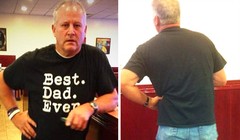 Để nhắc nhở cô con gái của mình về việc mặc quần qúa ngắn, ông bố hóm hỉnh này cũng mặc một chiếc quần tương tự để cho con mình thấy việc mặc nó sẽ trông kỳ cục như thế nào.