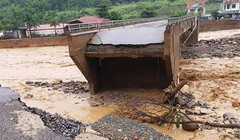Cầu Nặm Păm trên Quốc lộ 279D bị sập toàn bộ 2 mố cầu, cắt đứt giao thông nối Trung tâm huyện Mường La với các xã dọc sông. Nguồn: Báo Sơn La