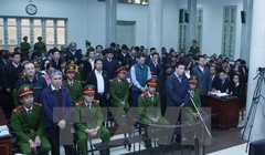 Bị cáo Hà Văn Thắm và các đồng phạm tại phiên xét xử. (Ảnh: Phạm Kiên/TTXVN)