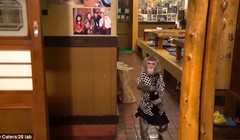 "Cô bồi bàn" Fuku-chan