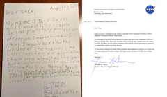 Bức thư viết tay của cậu bé, và lá thư đáp trả từ NASA.