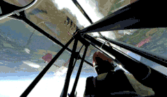 Sẽ ra sao nếu bạn có thể trải nghiệm cảm giác lộn nhào trong máy bay, thậm chí ngược lại hoàn toàn thông qua lăng kính của video 360 độ?