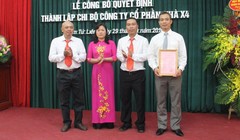 Bà Nguyễn Thị Thuận (áo đỏ) khi còn đương chức. Ảnh Nam Anh/Thanh niên