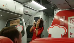 Nữ tiếp viên hát I'm Your tặng khách hàng. Ảnh cắt từ clip