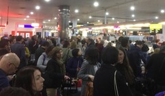 Hành khách chờ hệ thống máy tính phục hồi tại sân bay Melbourne, Australia. Ảnh: Twitter.

