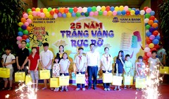 Các em nhỏ hân hoan nhận những món quà trung thu từ Nam A Bank.