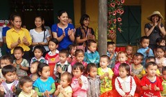 Cô Phạm Thị Châm (áo xanh) và các em học sinh điểm trường Tả Liềng trường Mầm non Cốc Mỳ số 2 huyện Bát Xát  Lào Cai. Ảnh: Anh Tuấn.