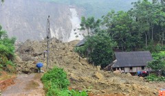 Hiện trường vụ sạt lở tại bờ suối tại xã Phú Cường, Tân Lạc, Hòa Bình.