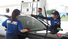 Quá trình đổ xăng tại IQ 8. Ảnh: Hoàng Hợi