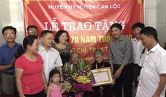 Bà Trần Thị Quỳ trong Lễ đón nhận "Huy hiệu 70 năm tuổi Đảng". Ảnh: Quang Trần.