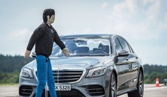 Một bài thử nghiệm tính năng hỗ trợ người lái xe của Mercedes-Benz với người giả trên đường

