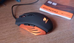 Cougar 200M (450.000 đồng): Chuột có vẻ ngoài không quá cầu kỳ với 2 màu đen và cam cùng kiểu dáng gợi nhớ đến những cỗ xe tăng Đức. Cougar 200M được trang bị mắt đọc Pixart PAN 3509 không quá phù hợp với mảng FPS. Thiết bị sở hữu nút chuột Omron mềm mại,